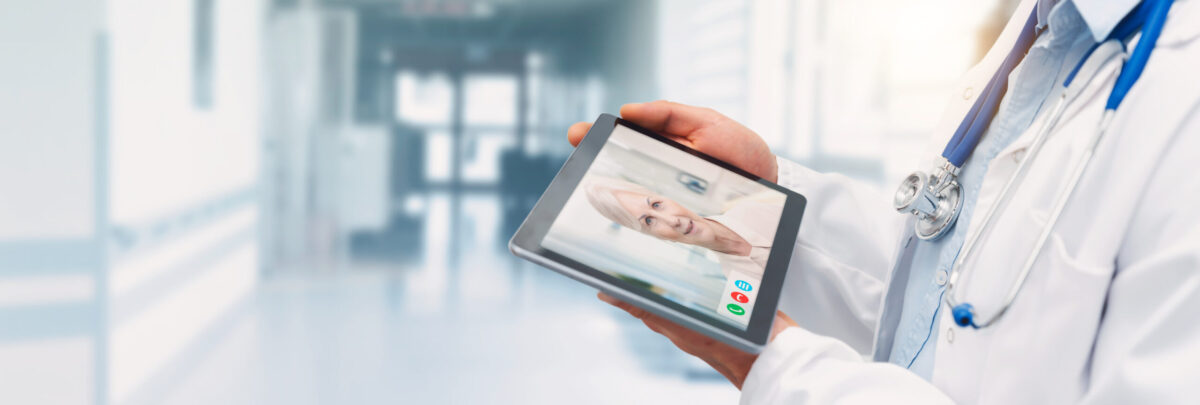 Telemedizin, Arzt hat Tablet in der Hand