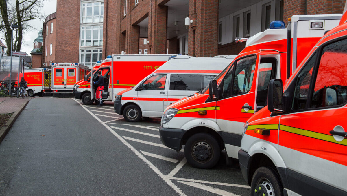 Rettungswagen parken an der Straße