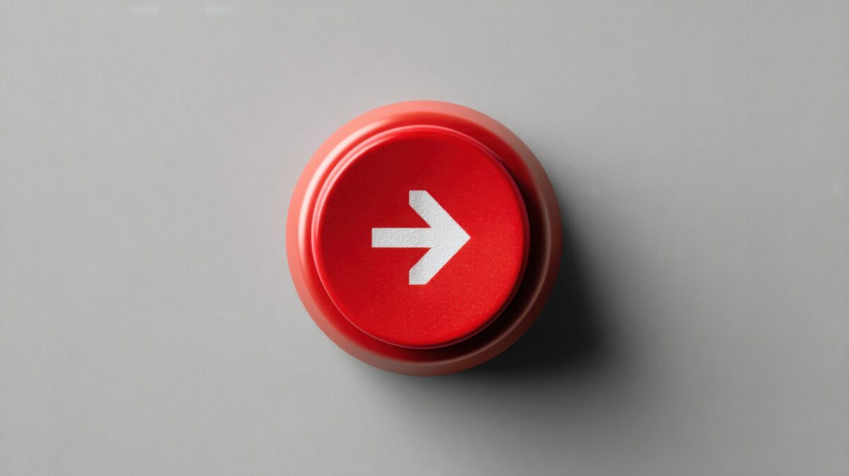 Roter Button mit weißem Pfeil nach rechts