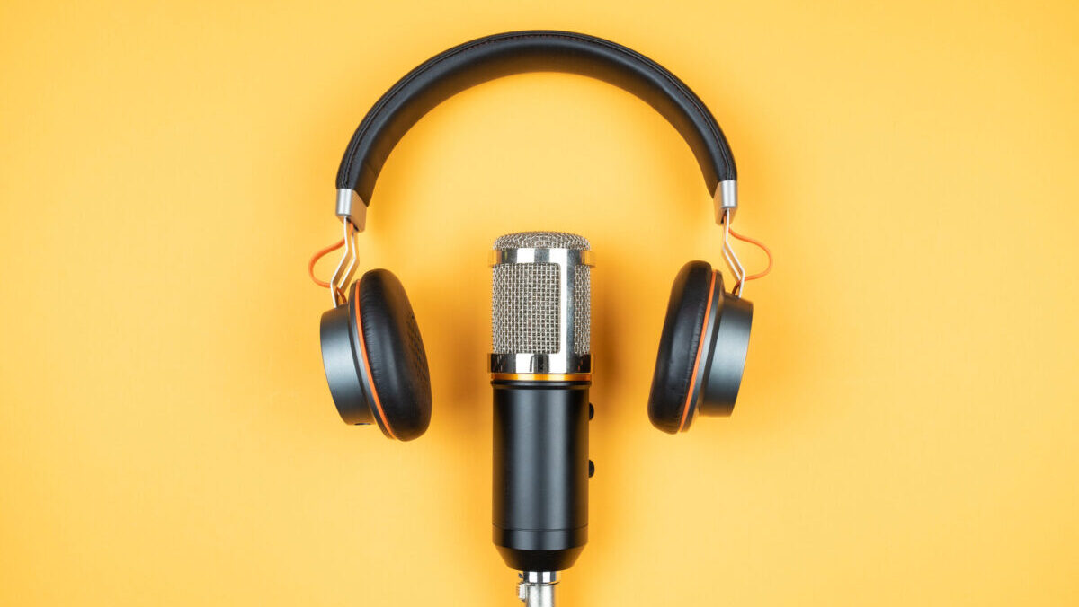 Kopfhörer und Mikrophon als Symbol für Podcast
