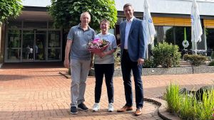 MHA-Verwaltungsdirektor Christian Nacke (rechts) dankt Hubert Riese für sein langjähriges Engagement in der Pflegedirektion und begrüßt seine Nachfolgerin Ute Sommer