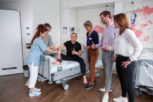 Foto von Edmund Steigerwald ist der erste Patient auf der Station C5 im KRH Klinikum Siloah mit dem neuen Armband vom Projekt Infection Control System (ICS).