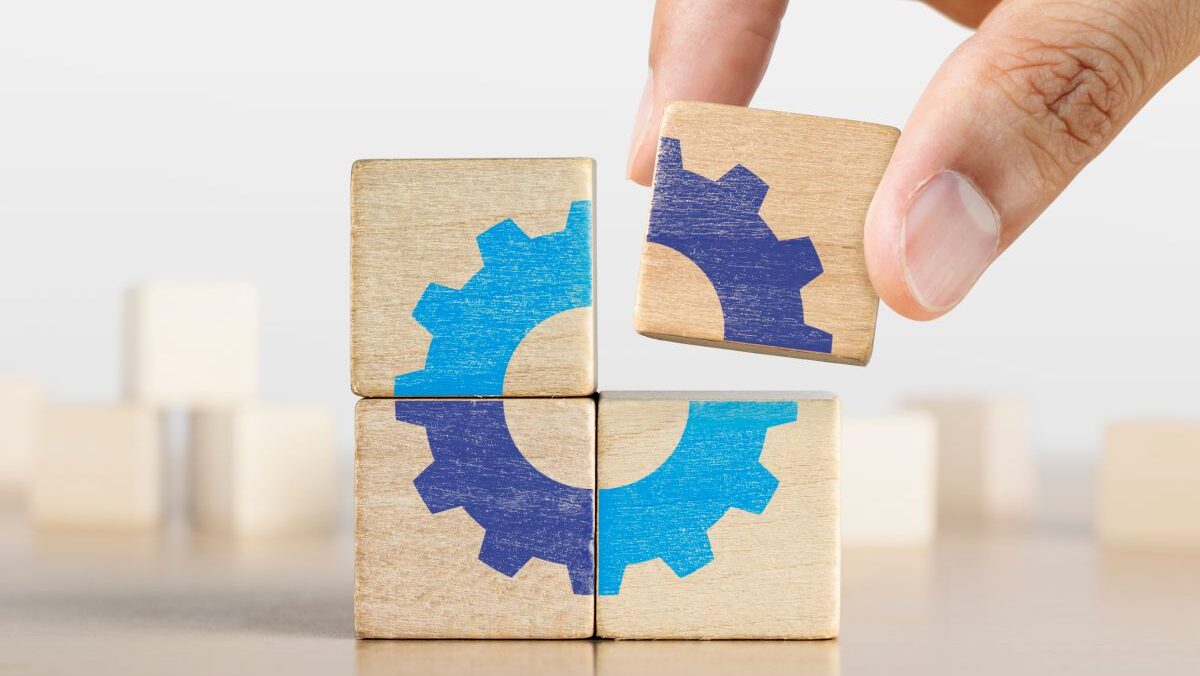 Hand ergänzt hölzernes Puzzleteil