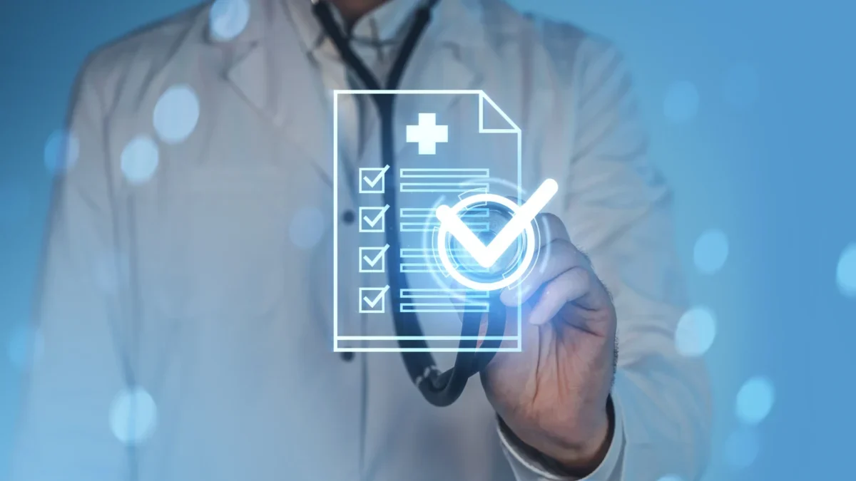 rzt im Kittel markiert digital eine medizinische Checkliste mit einem Häkchen