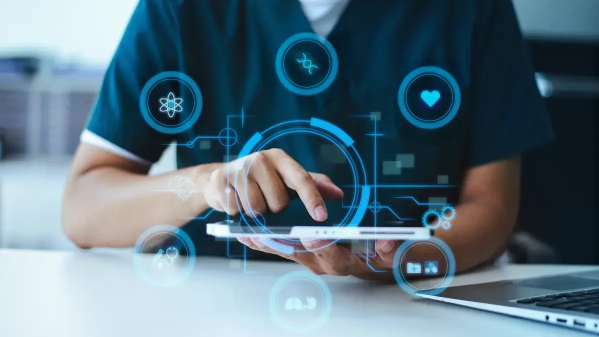 Medizincontrolling der Zukunft, Pflegekraft mit Tablet und Icons